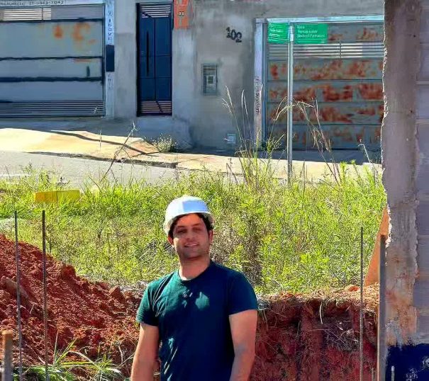Engenheiro acompanhando a fundação da obra