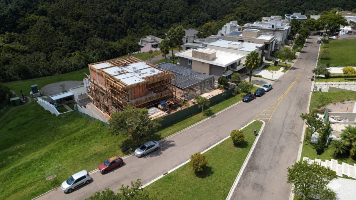 Residência em construção em condomínio