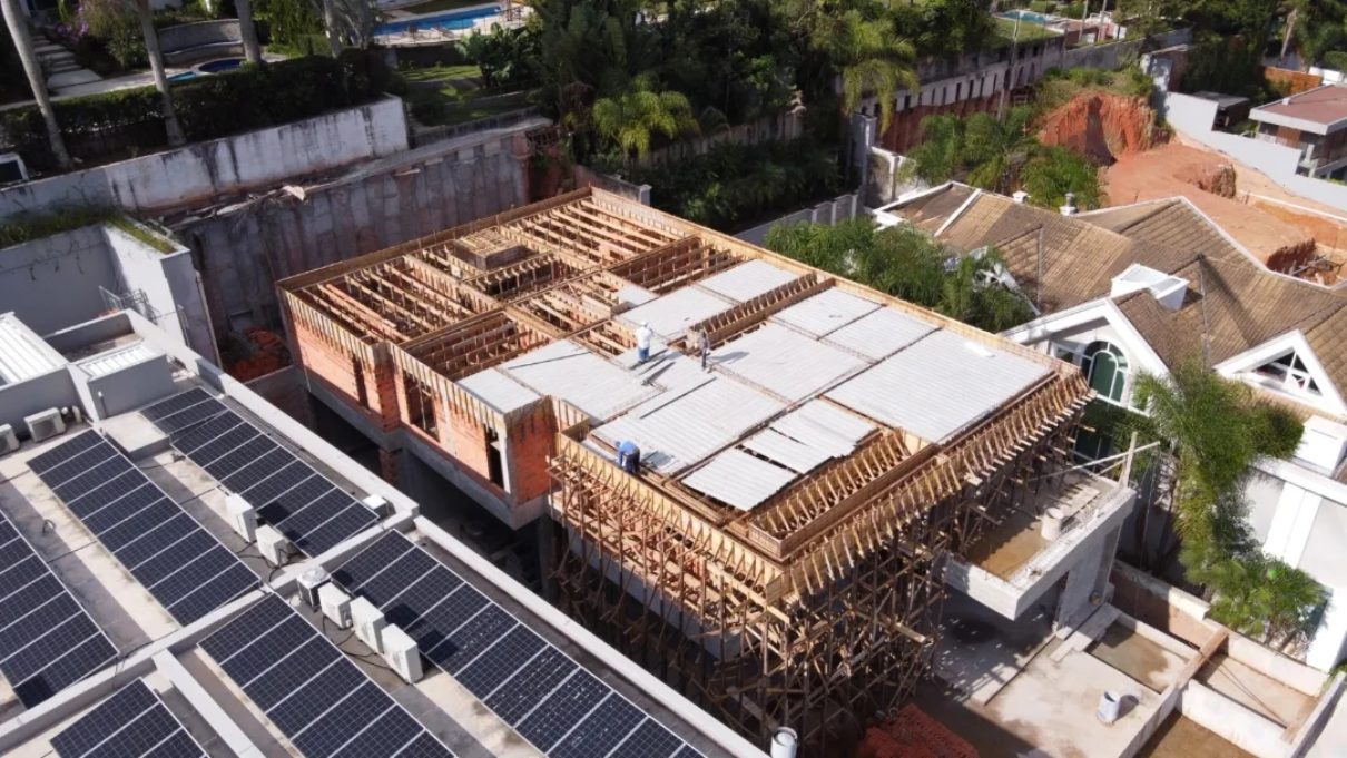 Obra com escoramento de lajes ao lado de casas