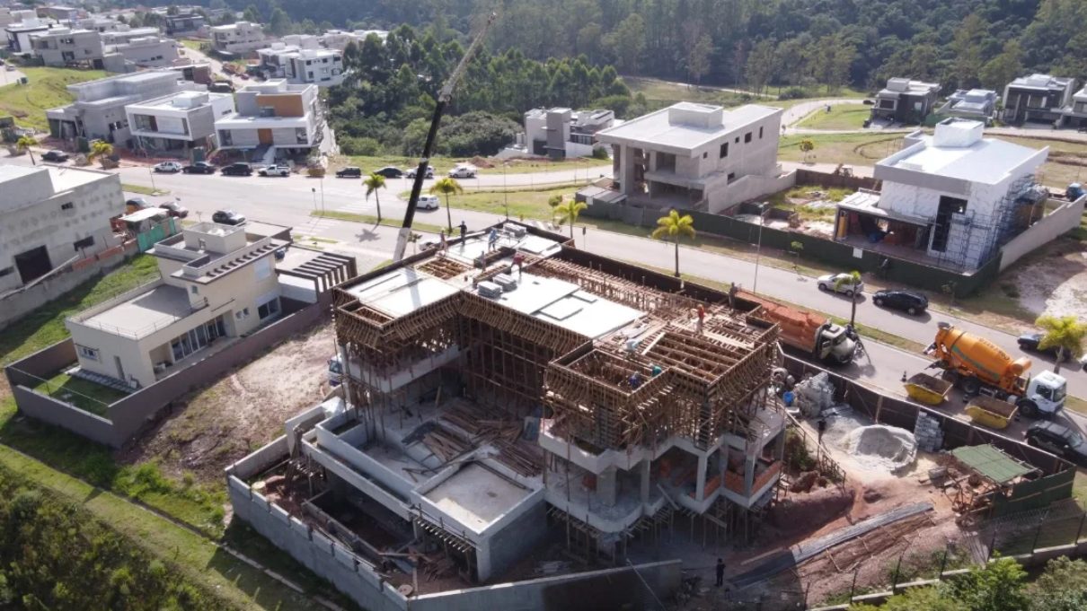 Sobrado em construção com caminhão betoneira