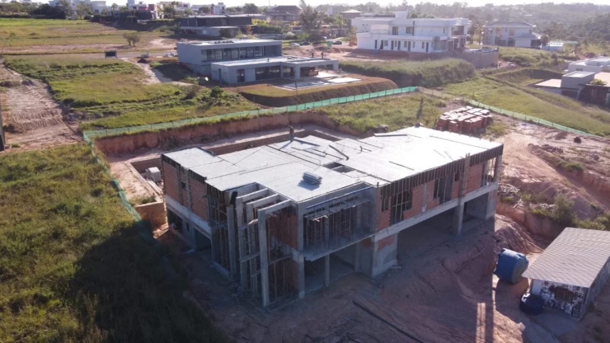 Casa térrea elevada em fase de alvenaria